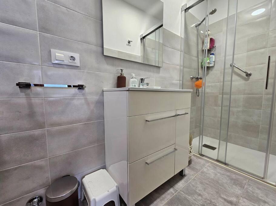 15A04 Duplex Y Garaje En Centro Apartment Llanes Bagian luar foto